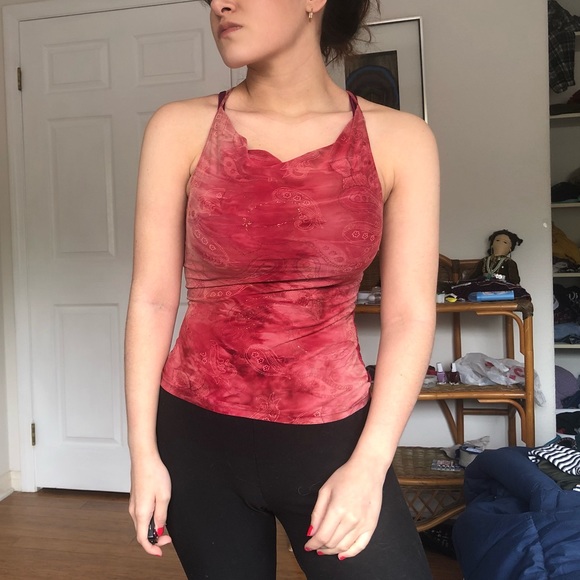 Tops - 🌹Beautiful red scoop neck sleeveless top